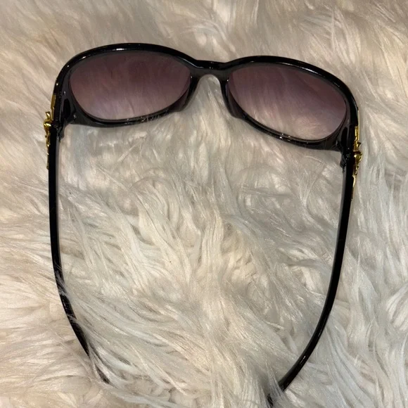 Elegant Black Sunglasses - Picture 3 of 7